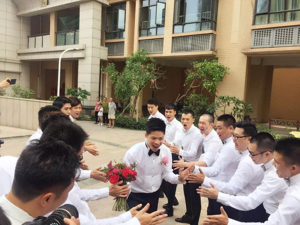 苏炳添大婚晒出全中国跑得最快的伴郎团