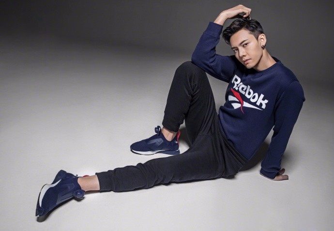 秋季来临,陈伟霆示范运动系时尚穿搭,卫衣休闲裤上演极简主义