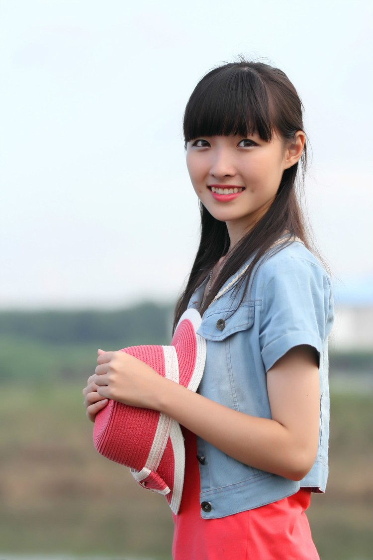 草地上一个青涩美丽笑起来脸上露出小酒窝的姑娘(多图)