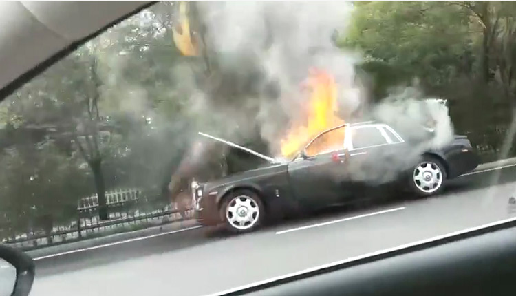 跑婚车有风险！河北街头价值千万劳斯莱斯幻影被烧成灰烬