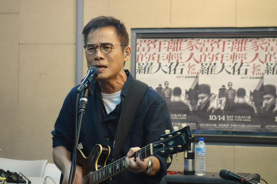 罗大佑为演唱会忙彩排 艾怡良桃李水果献恩师