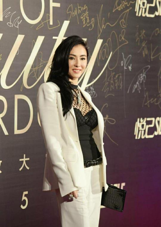 张柏芝秀场照流出,一身黑纱美艳动人,网友的关注点却在这