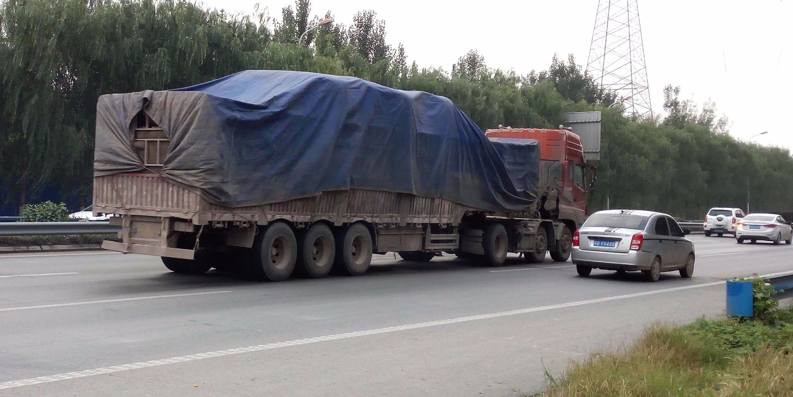 核定49吨,塞162吨,超载近4倍,酿成悲剧,谁的错?