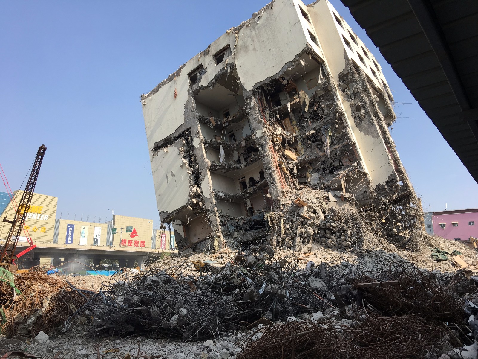 良心工程济南星级酒店拆迁成楼坚强倾斜30度不倒