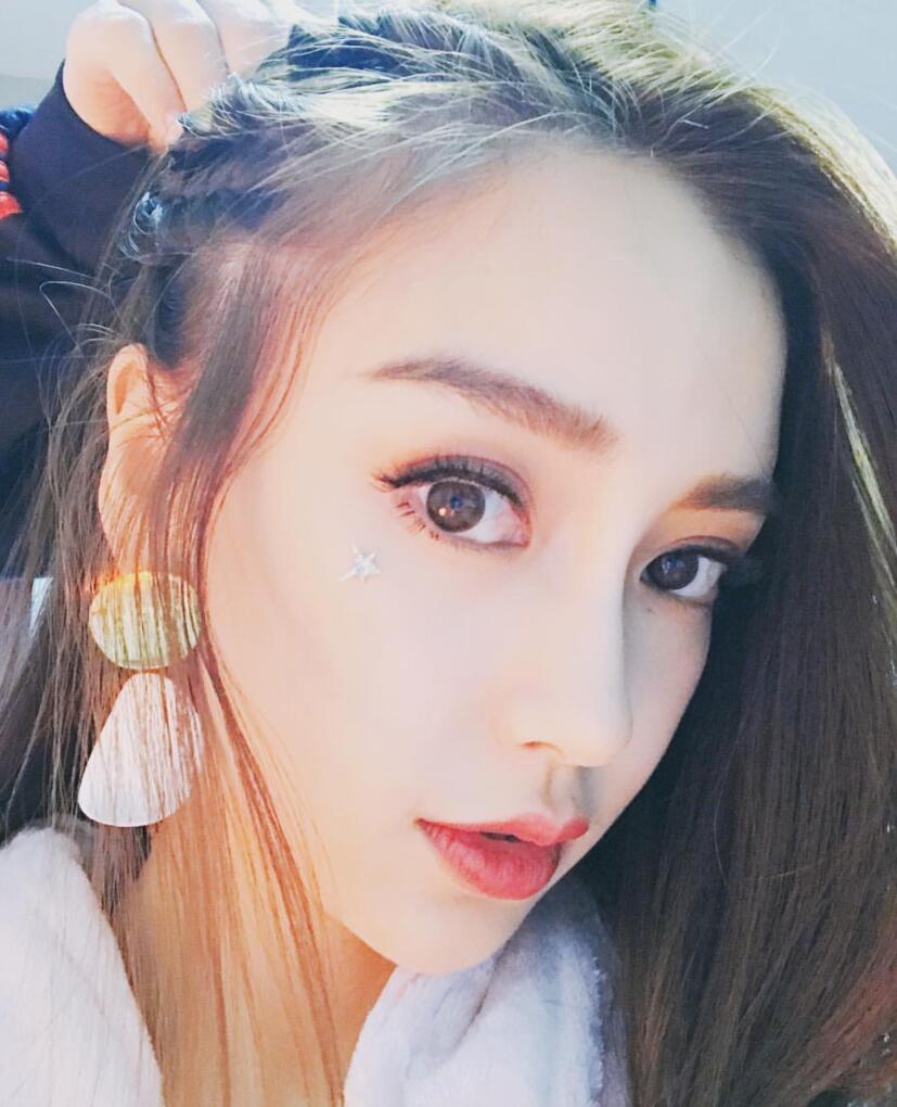 angelababy晒大头自拍,p图难掩眼中血丝