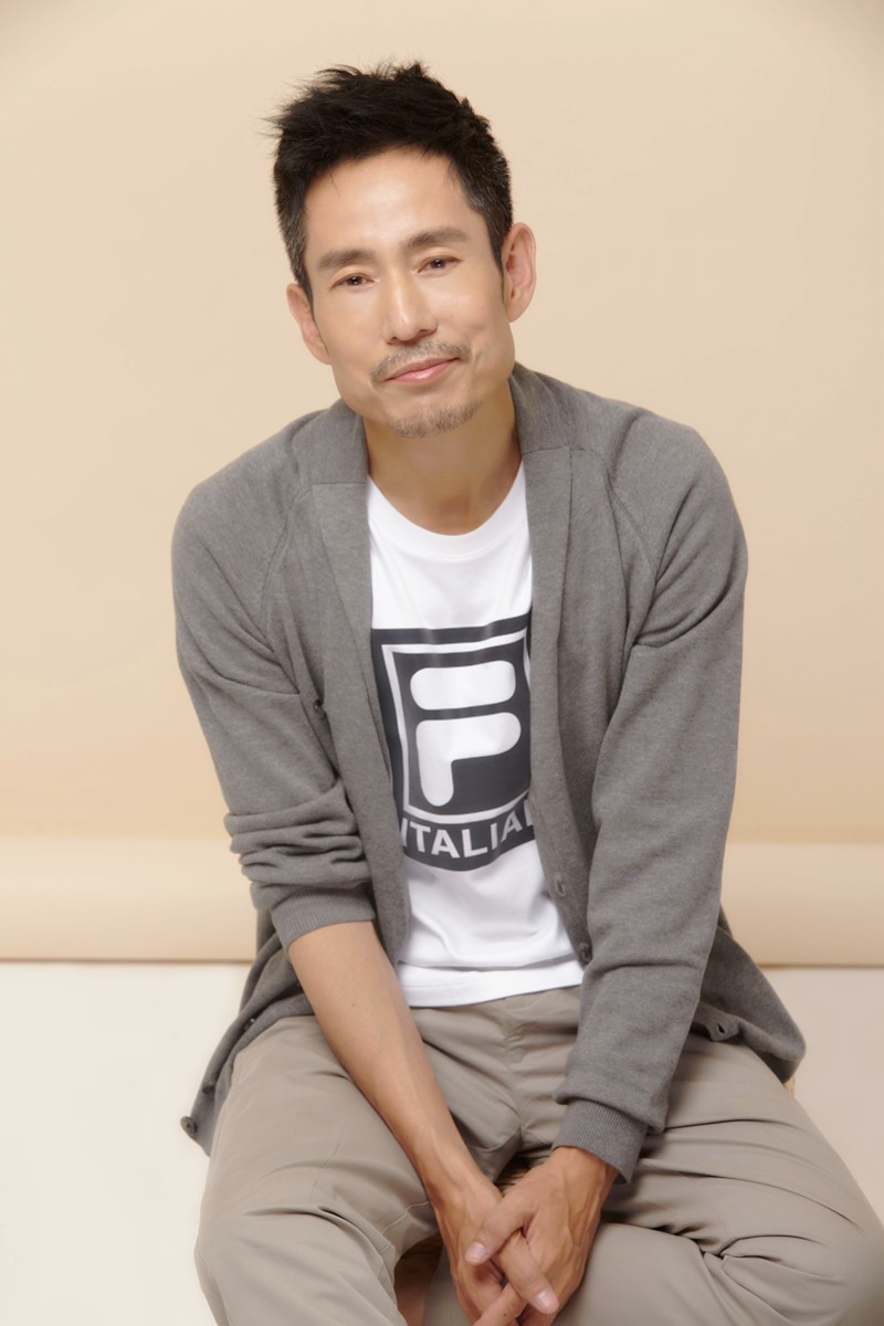 日前,内地实力派男演员成泰燊曝光了最新秋季写真.