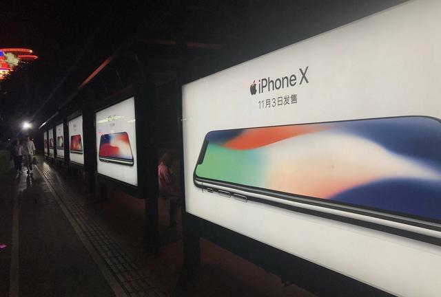 苹果煞费苦心!巨幅广告铺天盖地,iphone x的脚步越来越近了