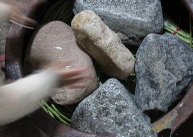 农民压咸菜石头,竟有人出价400万求购!究竟有什么不一样?