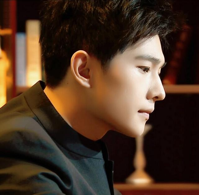 杨洋侧颜刷新颜值新标准,他的五官简直是"开挂"了