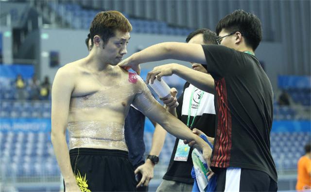 在接受队医治疗,许昕把球衣脱下,但展现在观众眼球的是,上半身被慢慢