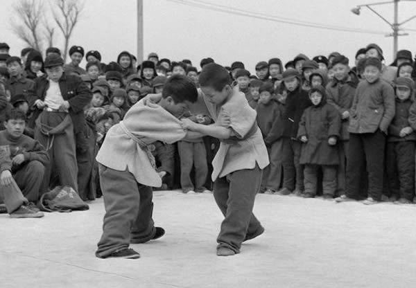 60年代充满时代回忆的河南人童年游戏老照片,现在很少见了