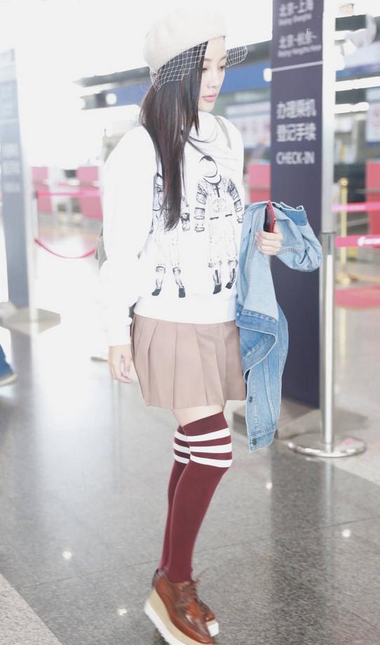 李小璐为秀美腿,竟然在机场脱袜子