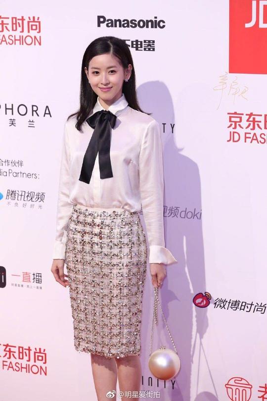 章泽天亮相ELLE风尚大典红毯笑容甜美,网友:鞋子显得脚好肥
