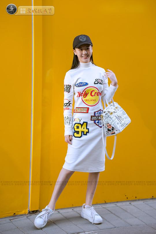 时尚街拍：潮人们穿得大胆一些不是罪 每个人都有自己的时尚之路