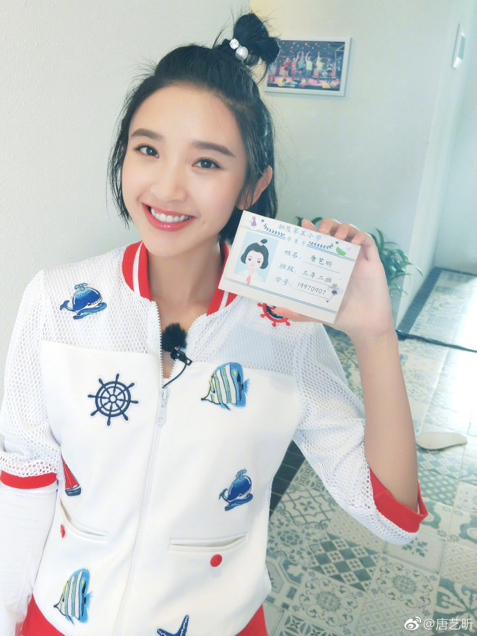 10月13日,唐艺昕晒美照,还自我介绍到"大家好,我是三年二班的糖同学