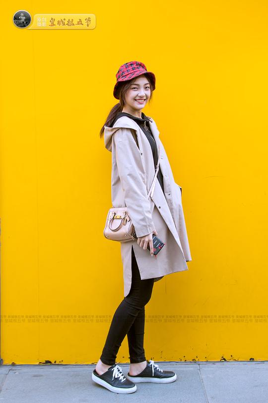 时尚街拍：潮人们穿得大胆一些不是罪 每个人都有自己的时尚之路