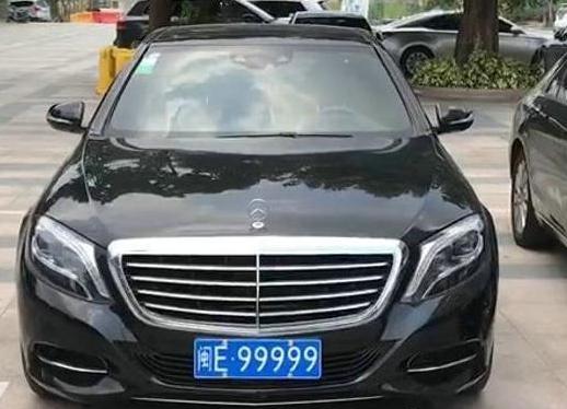 巴博斯路虎奔驰大货车5车挂同一块99999车牌是大货车