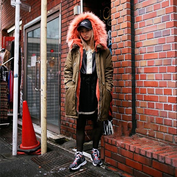 厚重沉闷的冬天不无聊，只要学霓虹妹来一件彩色足够