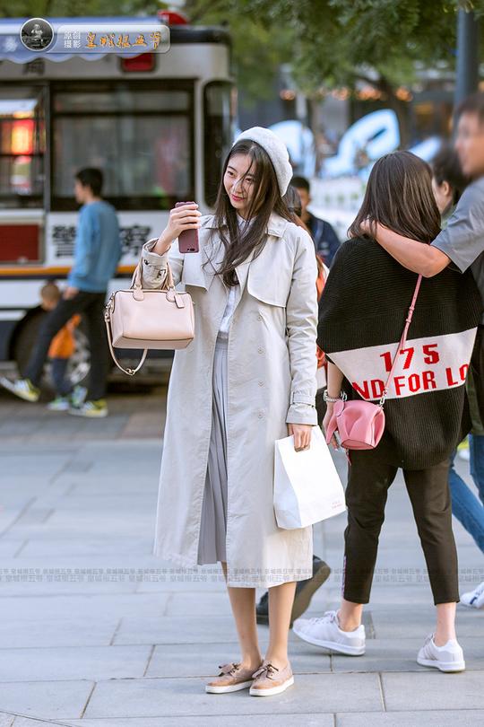 时尚街拍：潮人们穿得大胆一些不是罪 每个人都有自己的时尚之路