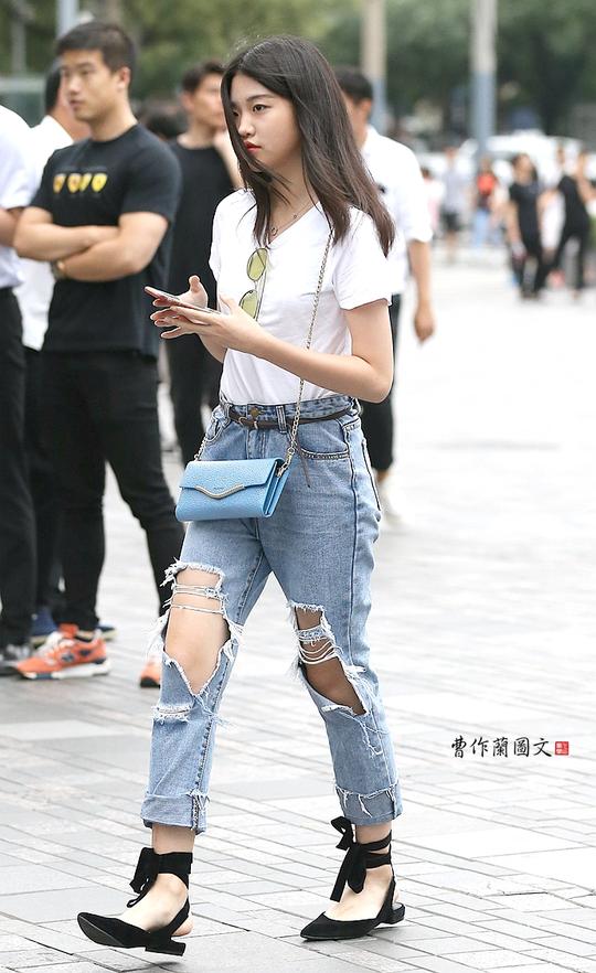 街拍:让人忍俊不禁的破洞牛仔裤美女