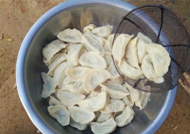 农村婆婆包稀罕馅的饺子,一年能吃一次,这美味是多少人的回忆!