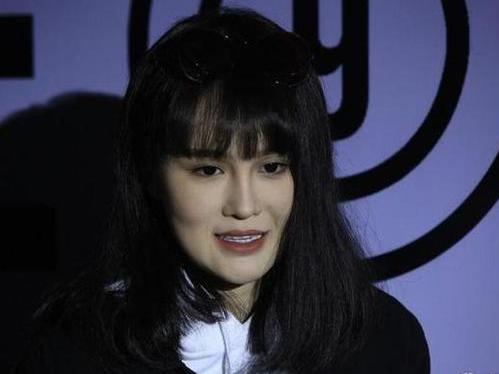 赵本山女儿咋成这样了?呲牙咧嘴表情僵硬,脸还