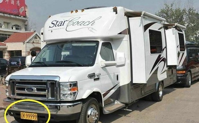 成龙价值450万的房车,加油要10分钟,油费2100元,二手都要210万