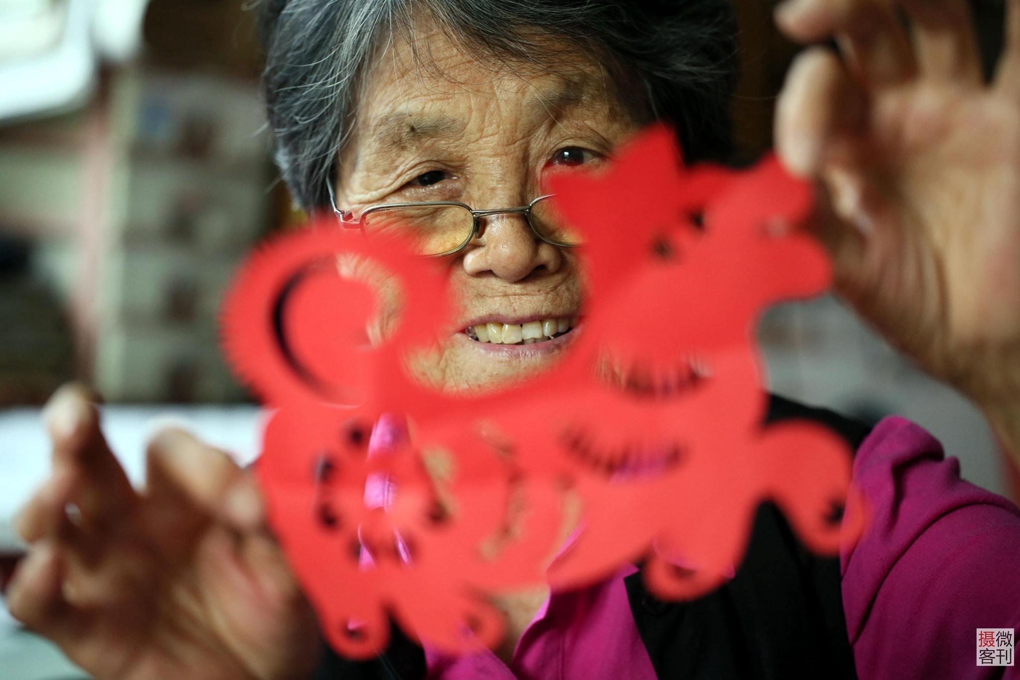 河南80岁老人剪纸70年 最爱抗战题材