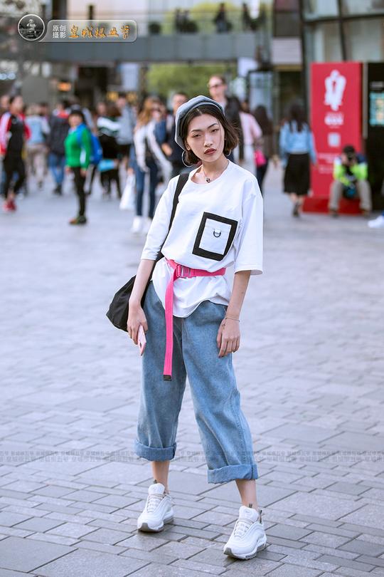 时尚街拍：潮人们穿得大胆一些不是罪 每个人都有自己的时尚之路