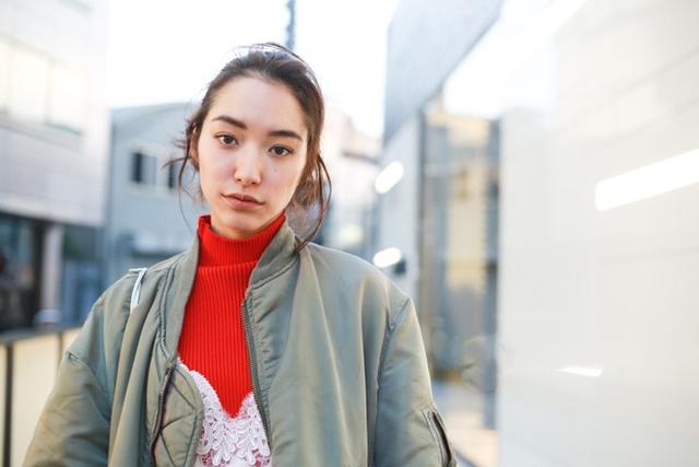 厚重沉闷的冬天不无聊，只要学霓虹妹来一件彩色足够