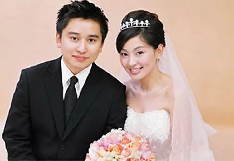 2006年她嫁给了台湾鞋厂大亨刘杰克,之后就回归家庭,安心的当个少奶奶