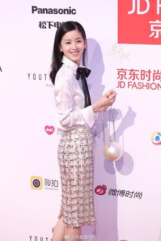 章泽天亮相ELLE风尚大典红毯笑容甜美,网友:鞋子显得脚好肥
