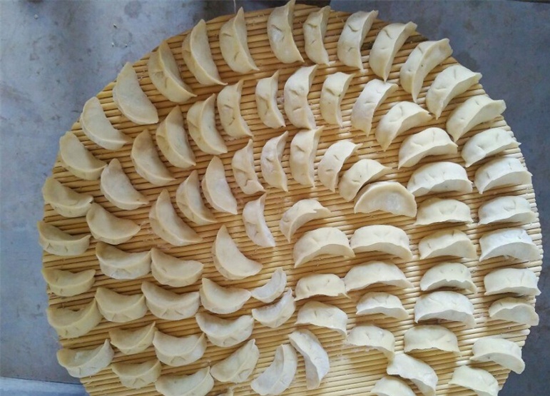 农村婆婆包稀罕馅的饺子,一年能吃一次,这美味是多少人的回忆!