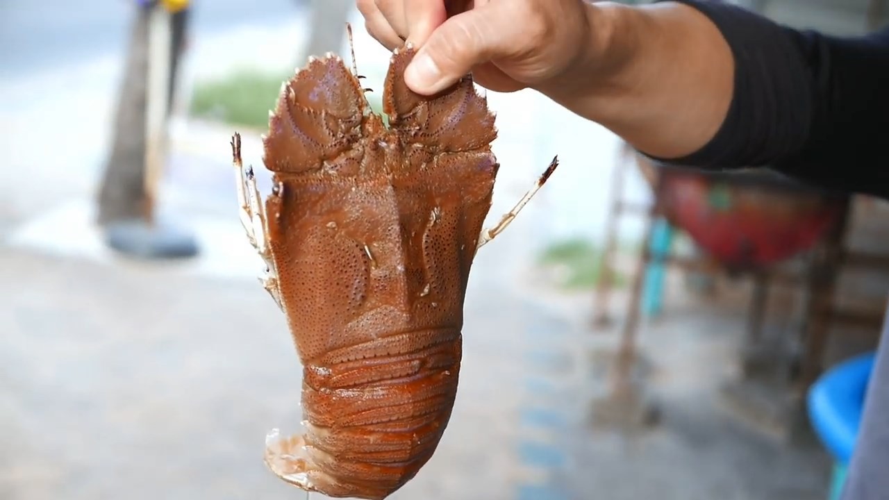 越南街头小哥制作的扁虾,油炸生吃女友超喜欢吃