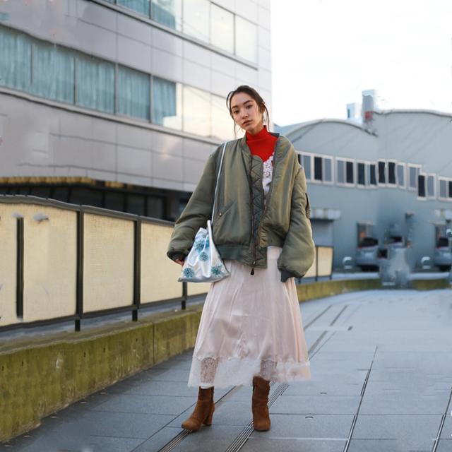 厚重沉闷的冬天不无聊，只要学霓虹妹来一件彩色足够