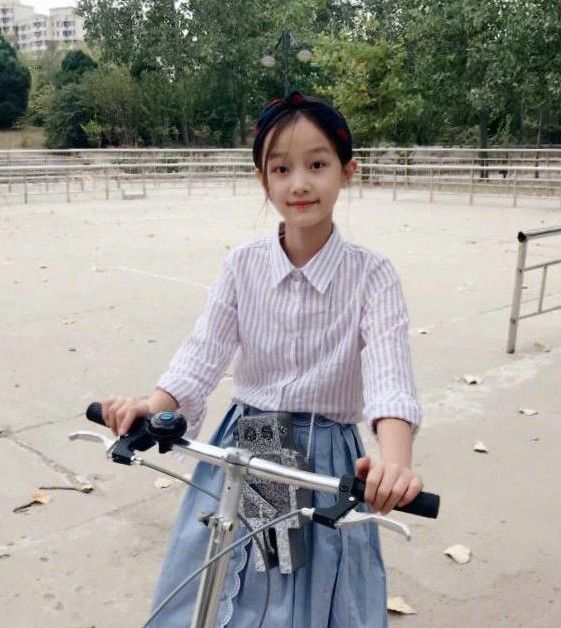 的女儿黄新一直为外界关注,其父亲黄有龙经常在微博曝光她的成长照片