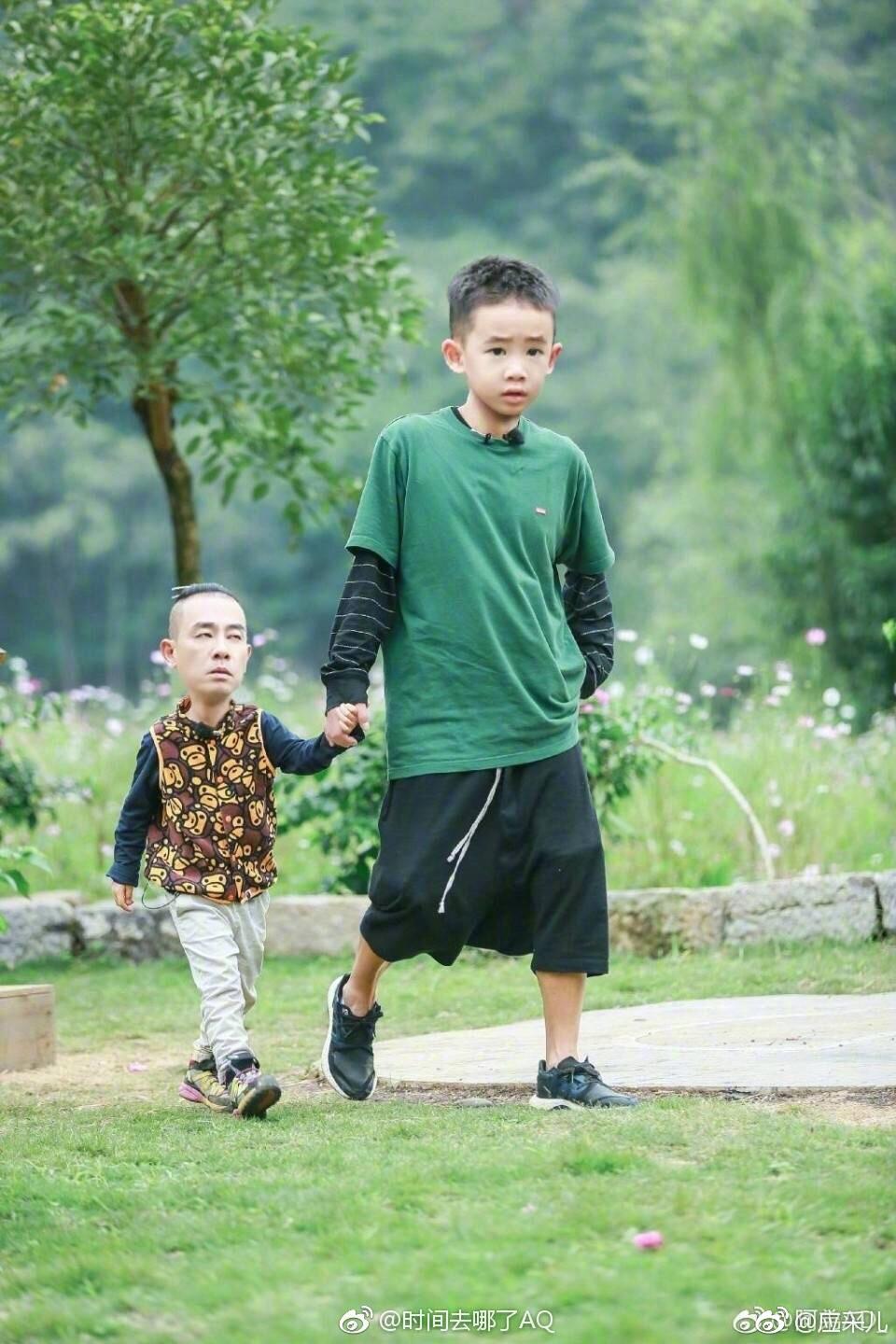 曾经《古惑仔》中的山鸡因为对儿子的爱走入了"变形记",在节目中我们