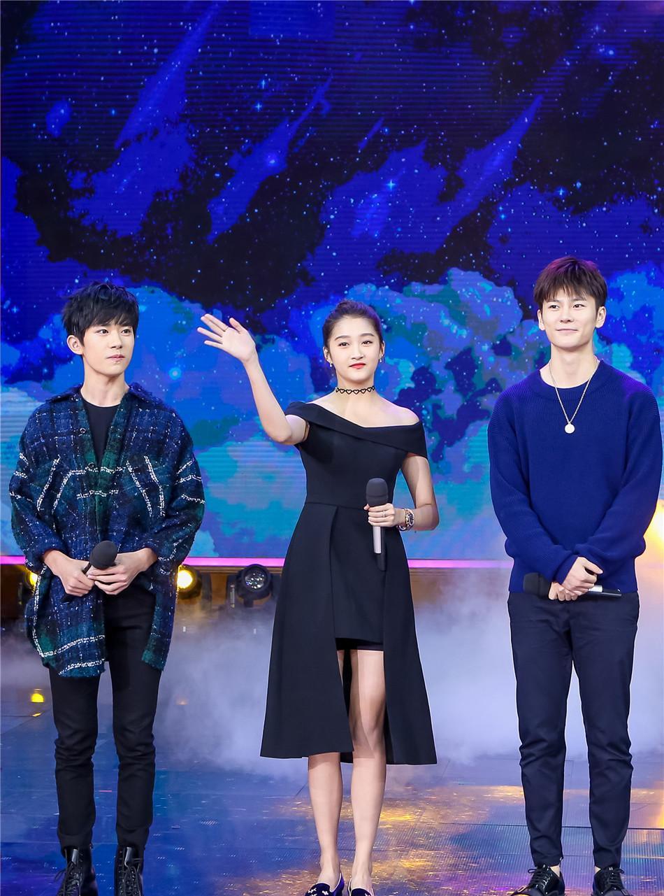 关晓彤这开叉裙也太短了,一抬手打底裤露出,网友:鹿晗没意见?