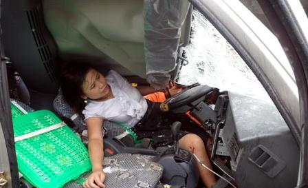 女司机太紧张,分不清油门刹车酿车祸!