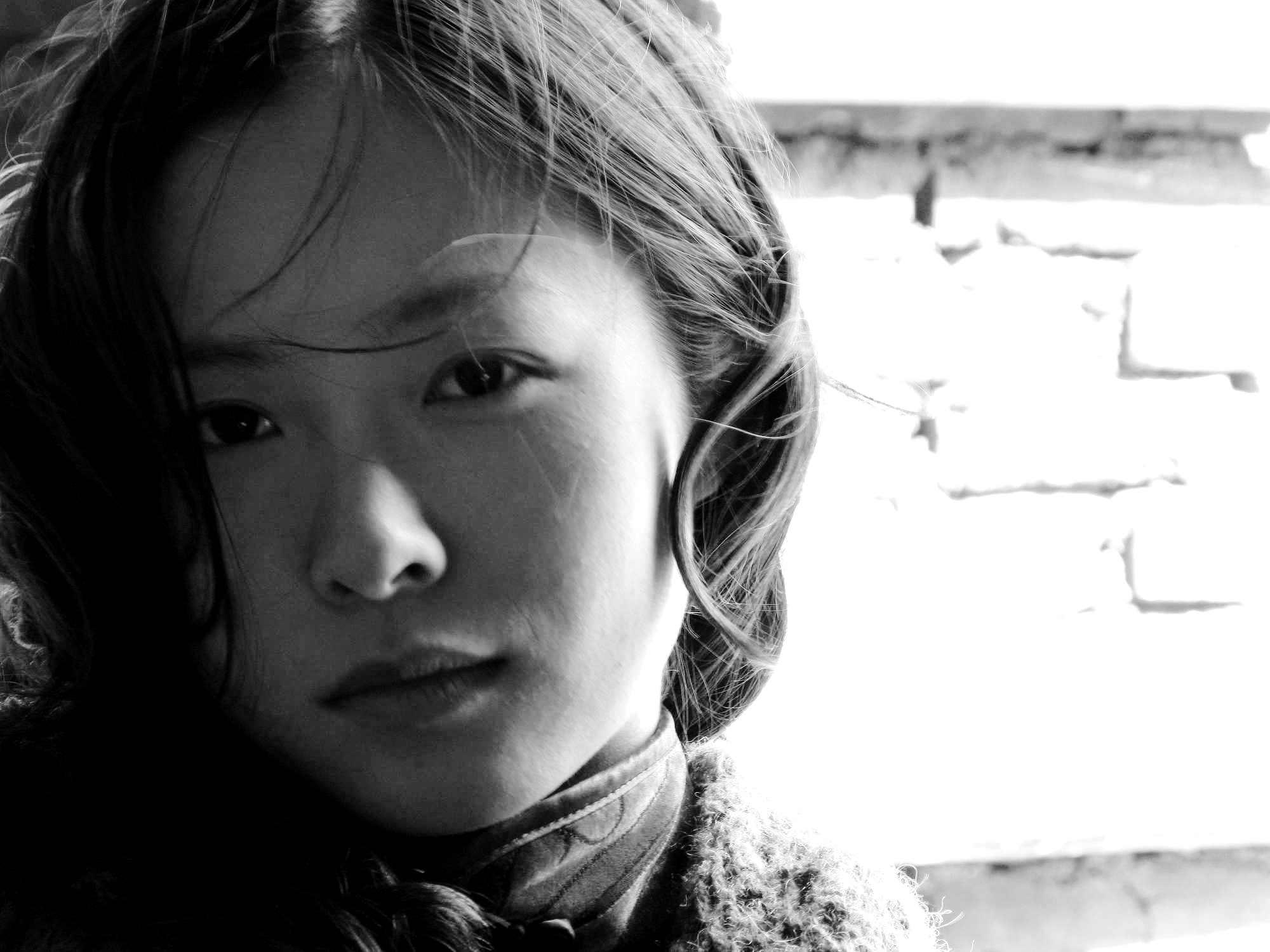 有一次雷桂英寻了一个空档从一个小口钻出来逃跑了.