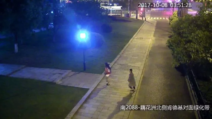 凌晨3点偷东西4点救个落水姑娘 这三个小伙怎么评价呢？