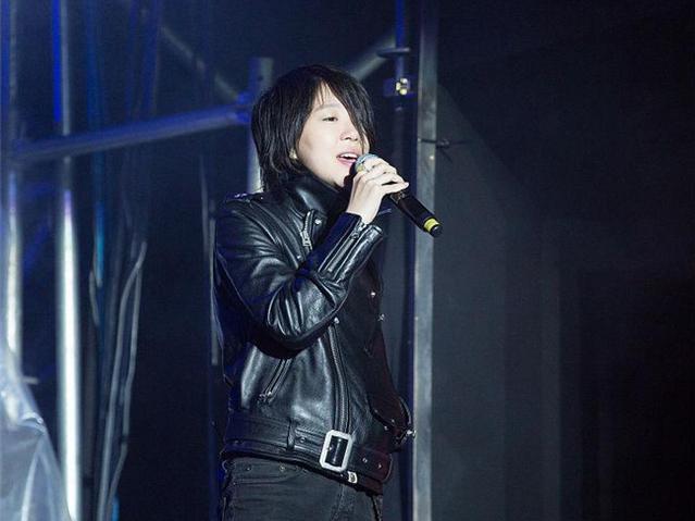 马云亮相音乐节献唱 窦靖童一举一动跟天后王