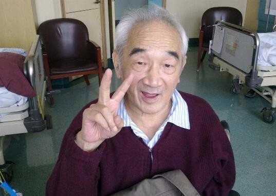 而去年严顺开老爷80大寿之际,上海人民滑稽剧团滑稽演员曹雄曾在微博