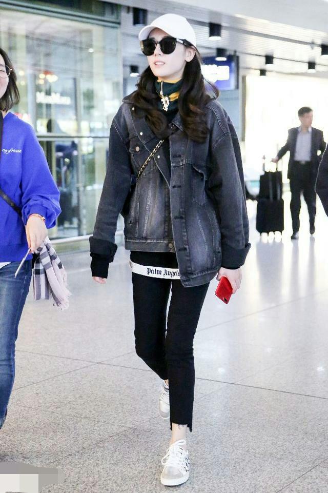 女明星的机场照都是清凉美丽,以美观为主,大冬天穿裙子都是正常 但是