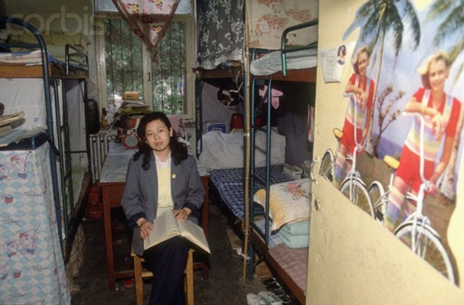 图为女生宿舍看书的女学生.