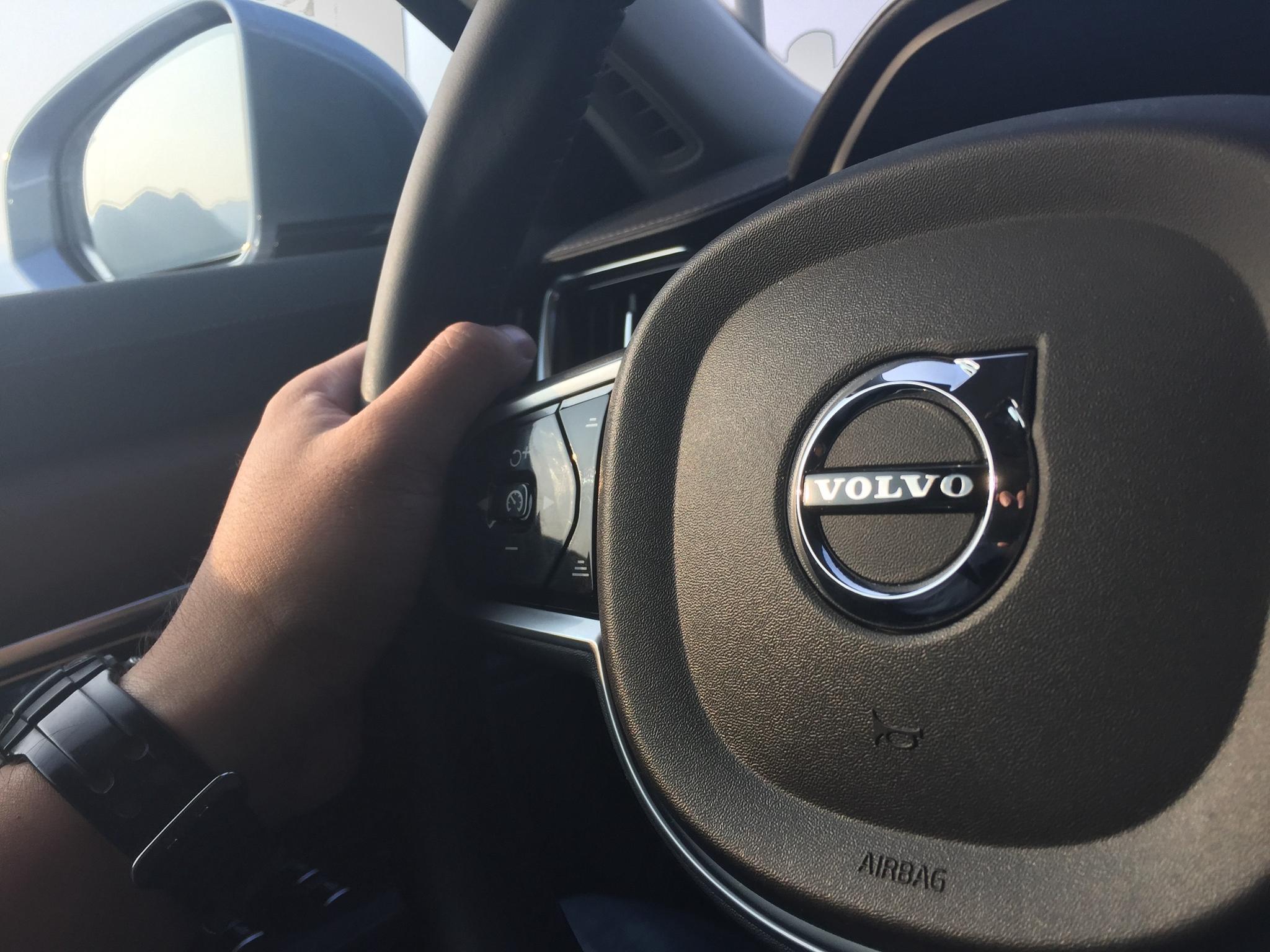 回到正题,沃尔沃s90的方向盘在我开过的车里面,喜爱程度可以排在前几