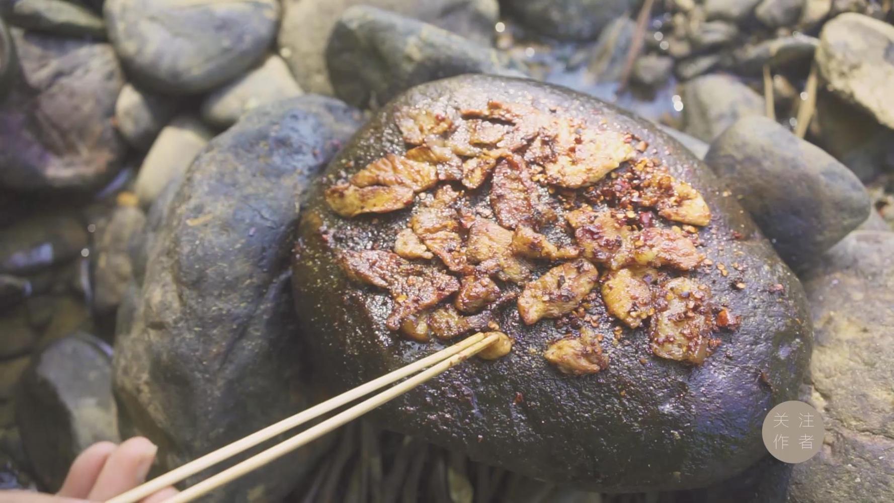 农村小伙用石头来烤肉!