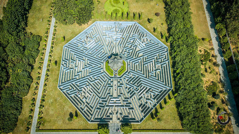 阵,连环阵,诱敌阵,将军阵,卧龙阵,长蛇阵,迷魂阵,十面埋伏阵八个阵势