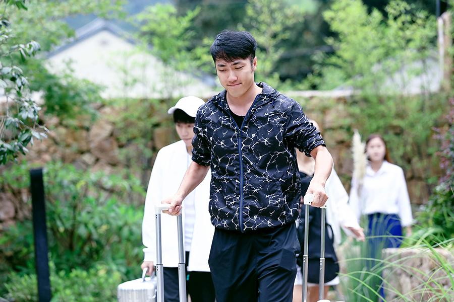 《青春旅社》李小璐生甜馨不打麻药痛不欲生 景甜为解压狂吃辣条