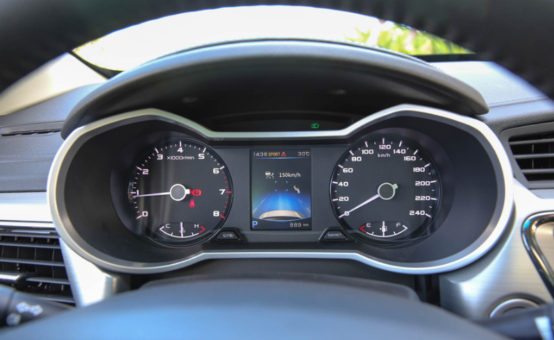 吉利凭借轿车卖进销量前十！帝豪GL内饰配置豪华，做工很细腻